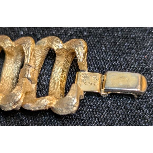 Vintage Signed CROWN TRIFARI Brushed & Polished Gold Tone Link Bracelet - Picture 5 of 6